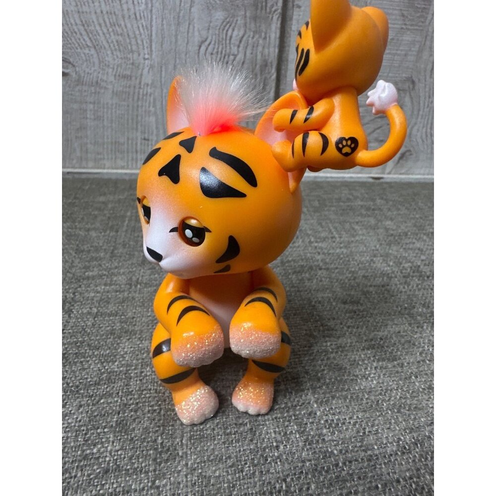 WowWee The Purrrfect Tiger Benny Fingerlings with Cub RARE Lights Up and Sounds - Picture 6 of 6